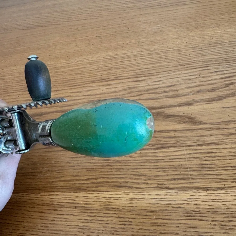 Vintage A&J Hand Crank Egg Beater Whisk Pat Oct 9 1923 USA Green Kitchen‎ Tool
